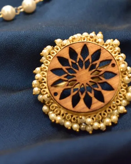 Circular wooden ring with pearls