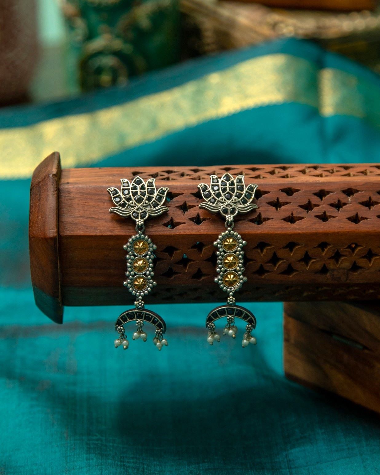 Rashmika Lotus Earrings - Black
